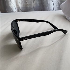 Black/green ray bans RB4147